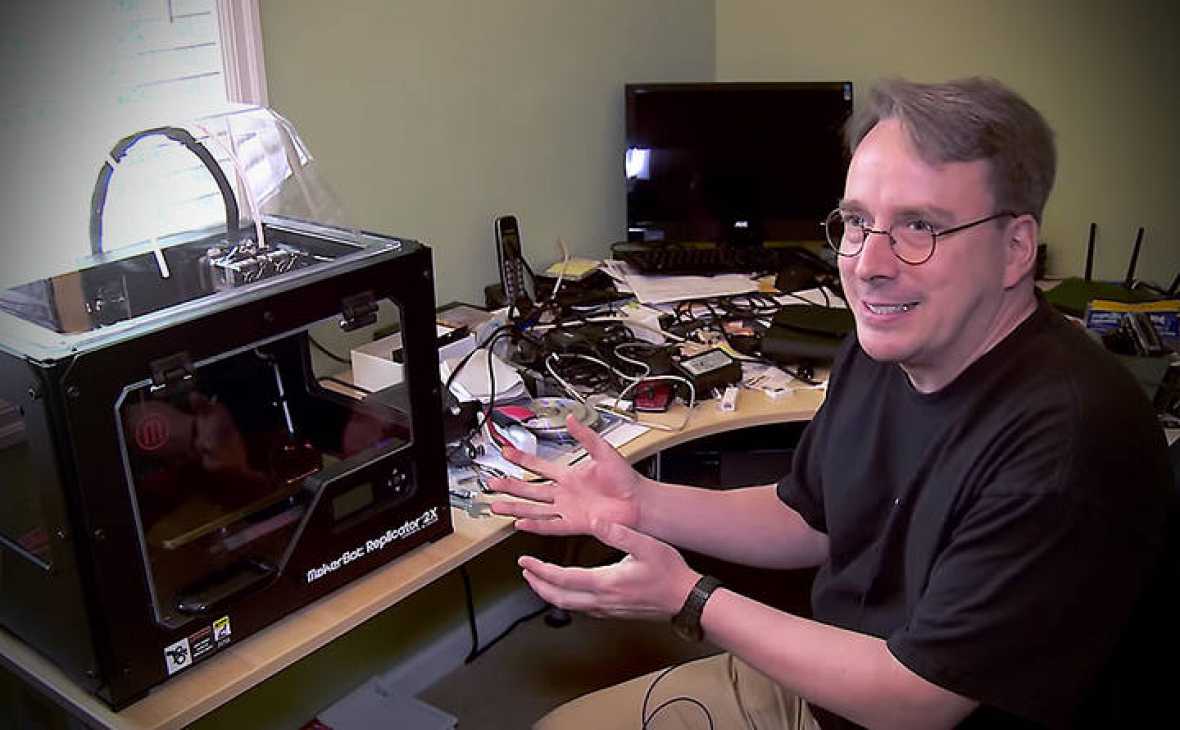 Linus Torvalds y su Escritorio 